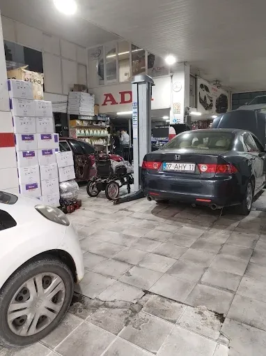 ADA Honda atölyesi iç mekânı, üzerinde çalışılan Honda araçlar ve yedek parça kutuları