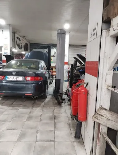 Honda Civic, ADA Honda atölyesinde servis liftinde bakım sırasında