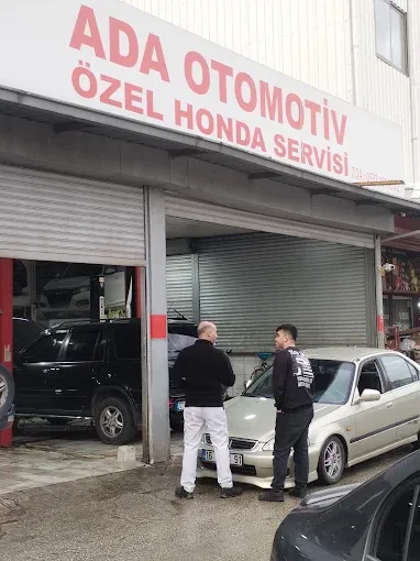 ADA Otomotiv Özel Honda Servisi önünde bir teknisyen müşteriyle görüşüyor